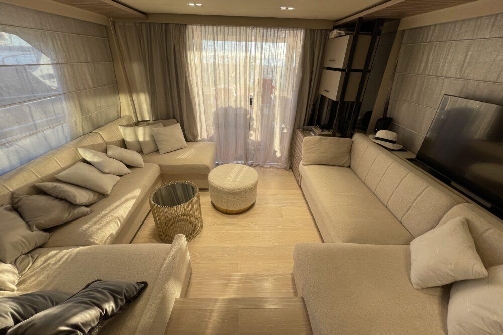 2021 FERRETTI YACHTS 670 